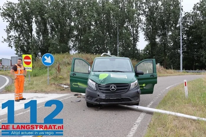 Bestelbus ramt lantaarnpaal en verkeersbord bij afrit Waalwijk-Oost 12 Bestelbus ramt lantaarnpaal en verkeersbord bij afrit Waalwijk-Oost 112 De Langstraat