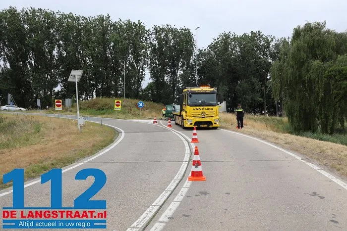 Bestelbus ramt lantaarnpaal en verkeersbord bij afrit Waalwijk-Oost 14 Bestelbus ramt lantaarnpaal en verkeersbord bij afrit Waalwijk-Oost 112 De Langstraat