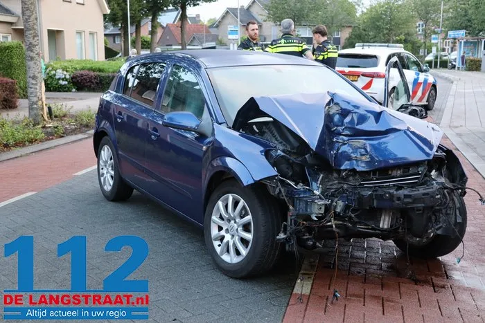 Automobilist botst met auto tegen boom in Vlijmen 1 Automobilist botst met auto tegen boom in Vlijmen 112 De Langstraat