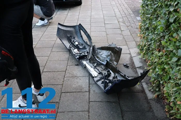Automobilist botst met auto tegen boom in Vlijmen 2 Automobilist botst met auto tegen boom in Vlijmen 112 De Langstraat
