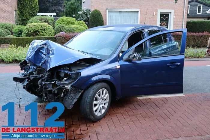 Automobilist botst met auto tegen boom in Vlijmen 3 Automobilist botst met auto tegen boom in Vlijmen 112 De Langstraat