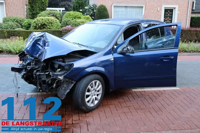 Automobilist botst met auto tegen boom in Vlijmen 4 Automobilist botst met auto tegen boom in Vlijmen 112 De Langstraat