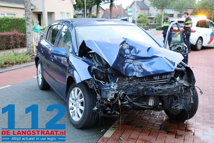 Automobilist botst met auto tegen boom in Vlijmen 5 Automobilist botst met auto tegen boom in Vlijmen 112 De Langstraat