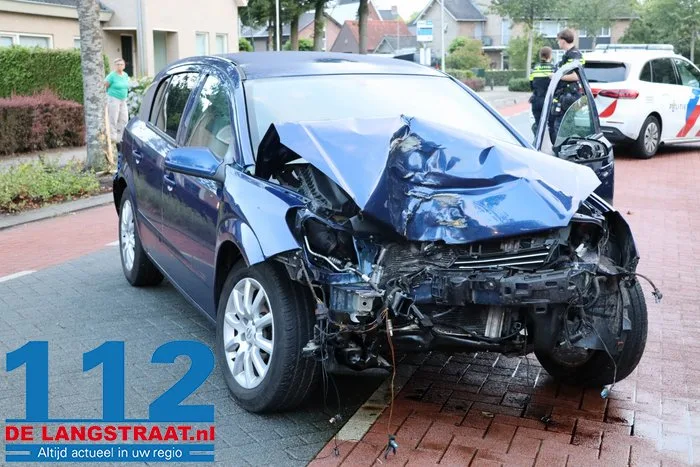 Automobilist botst met auto tegen boom in Vlijmen 6 Automobilist botst met auto tegen boom in Vlijmen 112 De Langstraat