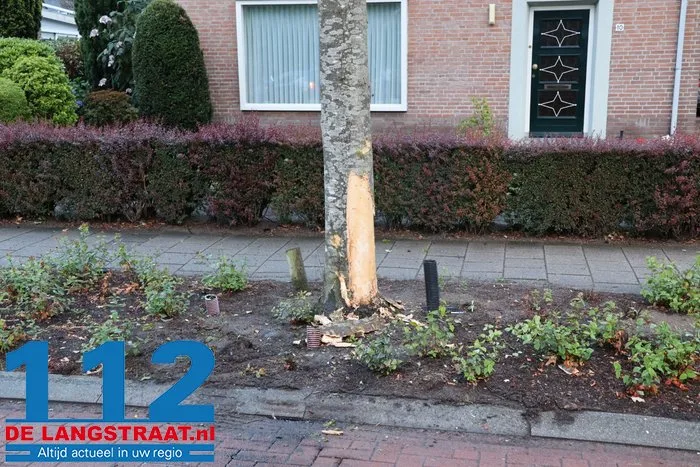 Automobilist botst met auto tegen boom in Vlijmen 7 Automobilist botst met auto tegen boom in Vlijmen 112 De Langstraat