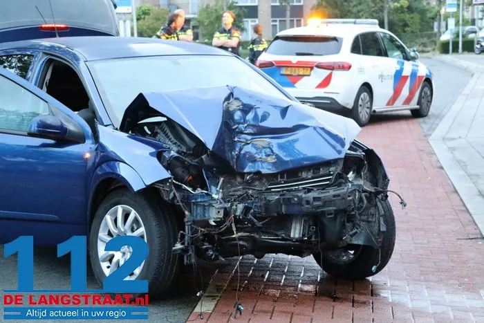 Automobilist botst met auto tegen boom in Vlijmen 11 Automobilist botst met auto tegen boom in Vlijmen 112 De Langstraat