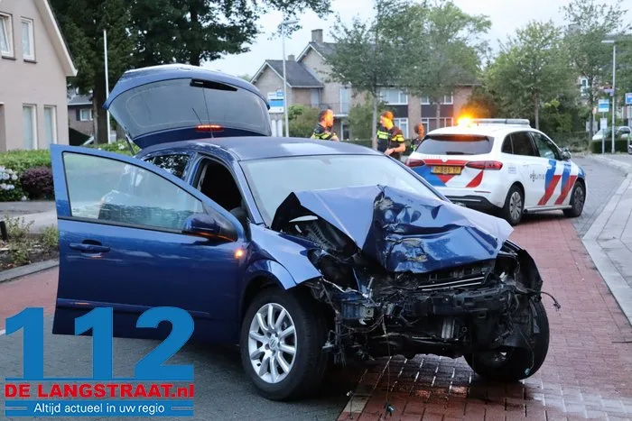 Automobilist botst met auto tegen boom in Vlijmen 12 Automobilist botst met auto tegen boom in Vlijmen 112 De Langstraat