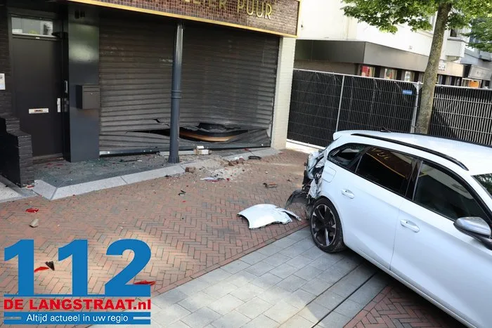 Zware schade na ramkraak bij juwelier in Waalwijk, auto blijft voor de deur achter 1 Zware schade na ramkraak bij juwelier in Waalwijk, auto blijft voor de deur achter 112 De Langstraat