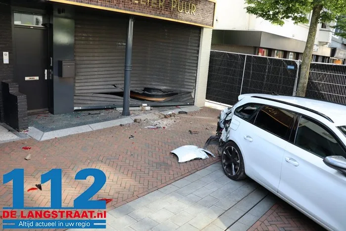 Zware schade na ramkraak bij juwelier in Waalwijk, auto blijft voor de deur achter 2 Zware schade na ramkraak bij juwelier in Waalwijk, auto blijft voor de deur achter 112 De Langstraat