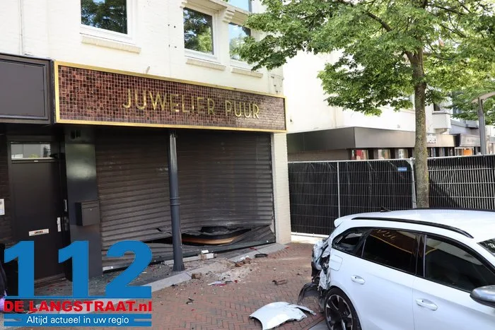 Zware schade na ramkraak bij juwelier in Waalwijk, auto blijft voor de deur achter 3 Zware schade na ramkraak bij juwelier in Waalwijk, auto blijft voor de deur achter 112 De Langstraat