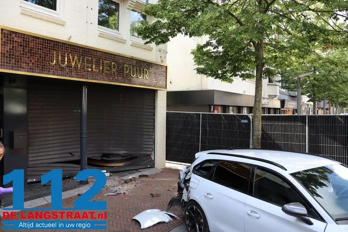 Zware schade na ramkraak bij juwelier in Waalwijk, auto blijft voor de deur achter 4 Zware schade na ramkraak bij juwelier in Waalwijk, auto blijft voor de deur achter 112 De Langstraat