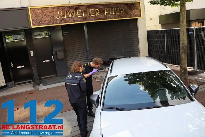 Zware schade na ramkraak bij juwelier in Waalwijk, auto blijft voor de deur achter 5 Zware schade na ramkraak bij juwelier in Waalwijk, auto blijft voor de deur achter 112 De Langstraat