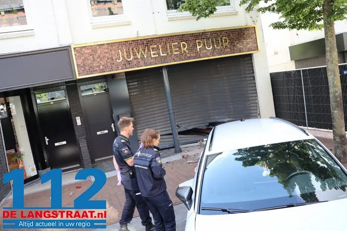 Zware schade na ramkraak bij juwelier in Waalwijk, auto blijft voor de deur achter 6 Zware schade na ramkraak bij juwelier in Waalwijk, auto blijft voor de deur achter 112 De Langstraat