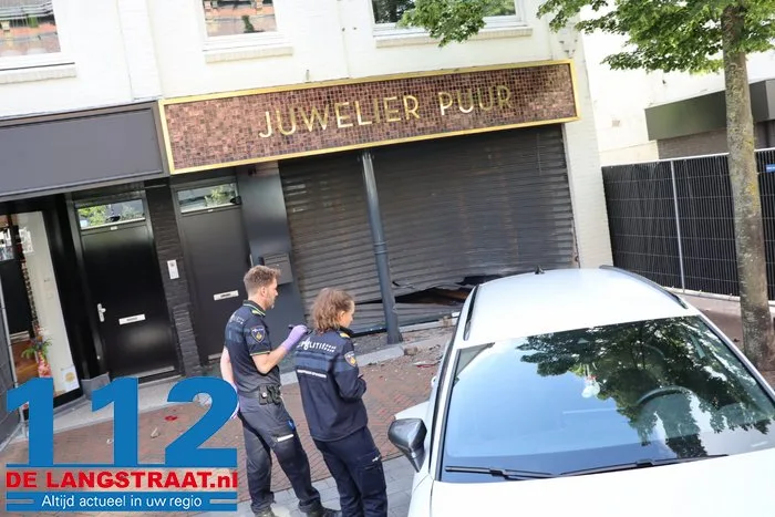 Zware schade na ramkraak bij juwelier in Waalwijk, auto blijft voor de deur achter 7 Zware schade na ramkraak bij juwelier in Waalwijk, auto blijft voor de deur achter 112 De Langstraat