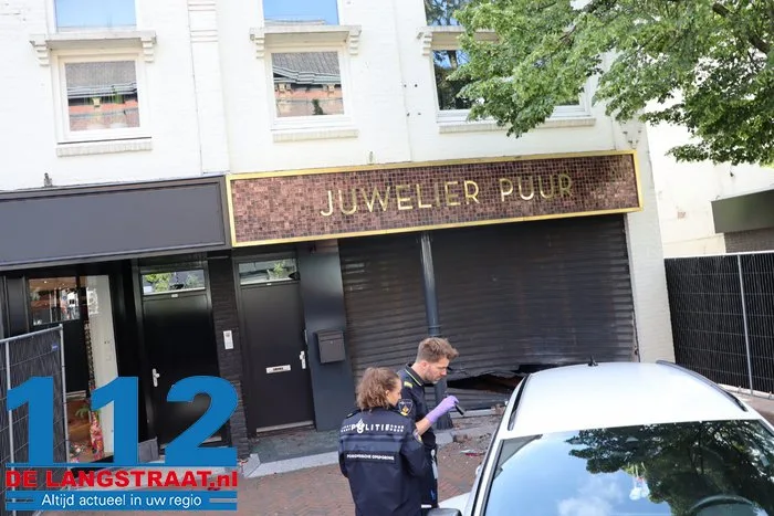 Zware schade na ramkraak bij juwelier in Waalwijk, auto blijft voor de deur achter 8 Zware schade na ramkraak bij juwelier in Waalwijk, auto blijft voor de deur achter 112 De Langstraat