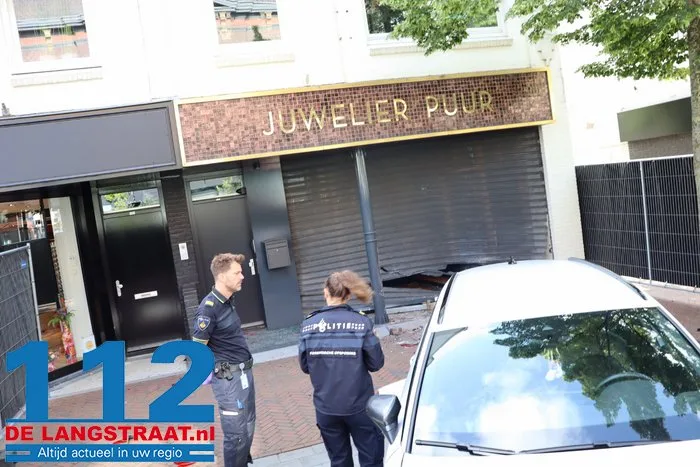 Zware schade na ramkraak bij juwelier in Waalwijk, auto blijft voor de deur achter 9 Zware schade na ramkraak bij juwelier in Waalwijk, auto blijft voor de deur achter 112 De Langstraat