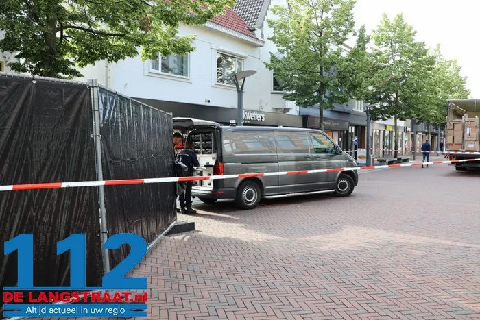 Zware schade na ramkraak bij juwelier in Waalwijk, auto blijft voor de deur achter 10 Zware schade na ramkraak bij juwelier in Waalwijk, auto blijft voor de deur achter 112 De Langstraat