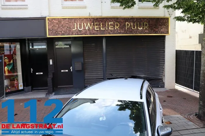 Zware schade na ramkraak bij juwelier in Waalwijk, auto blijft voor de deur achter 11 Zware schade na ramkraak bij juwelier in Waalwijk, auto blijft voor de deur achter 112 De Langstraat