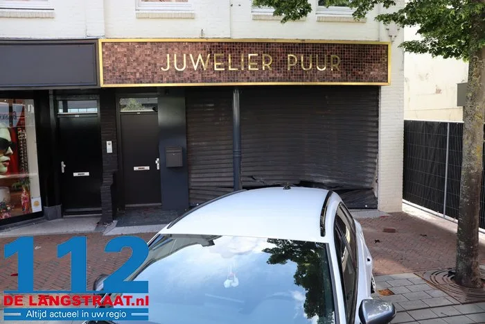 Zware schade na ramkraak bij juwelier in Waalwijk, auto blijft voor de deur achter 12 Zware schade na ramkraak bij juwelier in Waalwijk, auto blijft voor de deur achter 112 De Langstraat