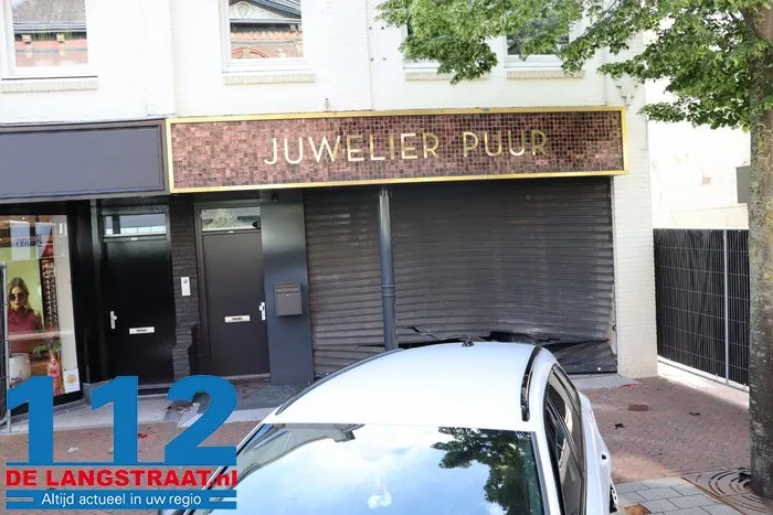 Zware schade na ramkraak bij juwelier in Waalwijk, auto blijft voor de deur achter 13 Zware schade na ramkraak bij juwelier in Waalwijk, auto blijft voor de deur achter 112 De Langstraat