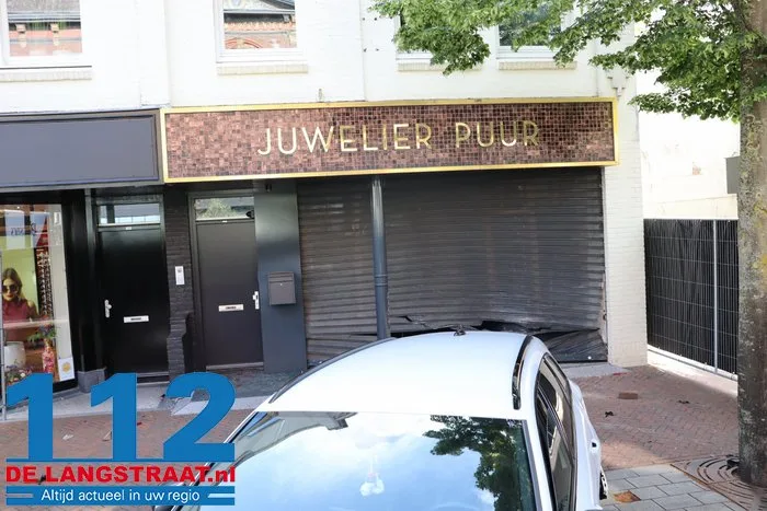 Zware schade na ramkraak bij juwelier in Waalwijk, auto blijft voor de deur achter 14 Zware schade na ramkraak bij juwelier in Waalwijk, auto blijft voor de deur achter 112 De Langstraat