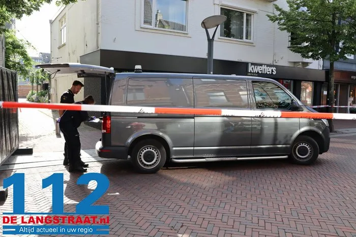 Zware schade na ramkraak bij juwelier in Waalwijk, auto blijft voor de deur achter 15 Zware schade na ramkraak bij juwelier in Waalwijk, auto blijft voor de deur achter 112 De Langstraat