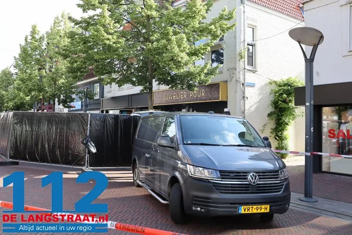 Zware schade na ramkraak bij juwelier in Waalwijk, auto blijft voor de deur achter 16 Zware schade na ramkraak bij juwelier in Waalwijk, auto blijft voor de deur achter 112 De Langstraat