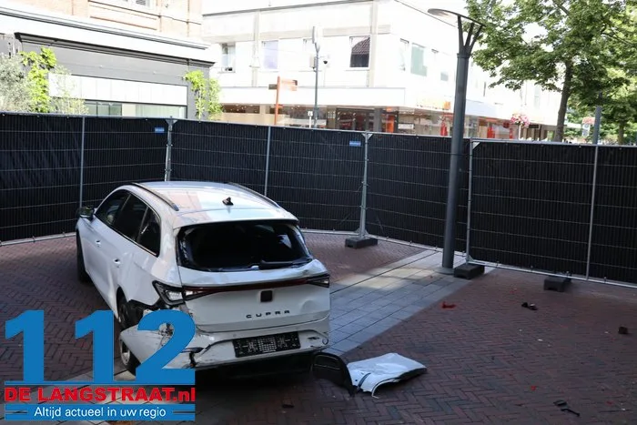Zware schade na ramkraak bij juwelier in Waalwijk, auto blijft voor de deur achter 18 Zware schade na ramkraak bij juwelier in Waalwijk, auto blijft voor de deur achter 112 De Langstraat