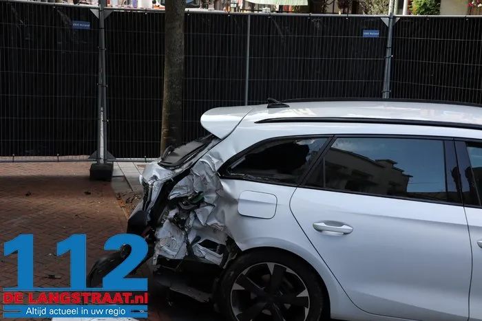 Zware schade na ramkraak bij juwelier in Waalwijk, auto blijft voor de deur achter 20 Zware schade na ramkraak bij juwelier in Waalwijk, auto blijft voor de deur achter 112 De Langstraat