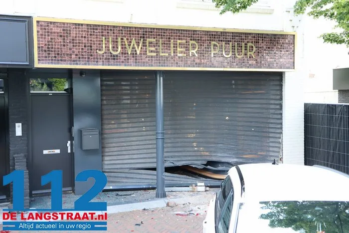 Zware schade na ramkraak bij juwelier in Waalwijk, auto blijft voor de deur achter 21 Zware schade na ramkraak bij juwelier in Waalwijk, auto blijft voor de deur achter 112 De Langstraat