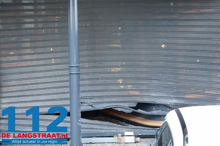 Zware schade na ramkraak bij juwelier in Waalwijk, auto blijft voor de deur achter 22 Zware schade na ramkraak bij juwelier in Waalwijk, auto blijft voor de deur achter 112 De Langstraat