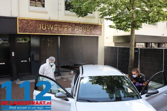 Zware schade na ramkraak bij juwelier in Waalwijk, auto blijft voor de deur achter 23 Zware schade na ramkraak bij juwelier in Waalwijk, auto blijft voor de deur achter 112 De Langstraat