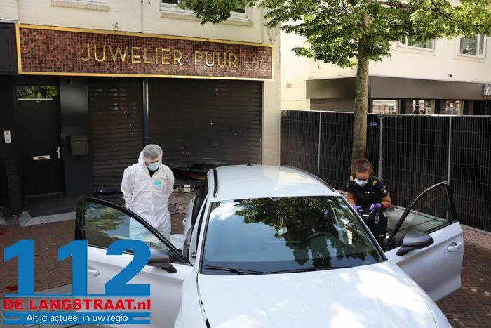Zware schade na ramkraak bij juwelier in Waalwijk, auto blijft voor de deur achter 24 Zware schade na ramkraak bij juwelier in Waalwijk, auto blijft voor de deur achter 112 De Langstraat