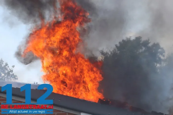 Schuurbrand aan de Erve in Waalwijk zorgt voor flinke rookontwikkeling 112 De Langstraat