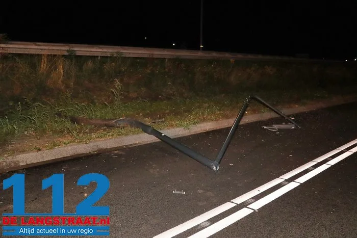 Auto slaat twee keer over de kop en rijdt lantaarnpaal uit de grond in Waalwijk: bestuurder mogelijk onder invloed 1 Auto slaat twee keer over de kop en rijdt lantaarnpaal uit de grond in Waalwijk: bestuurder mogelijk onder invloed 112 De Langstraat