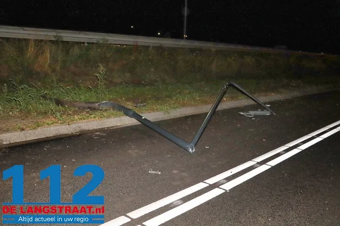 Auto slaat twee keer over de kop en rijdt lantaarnpaal uit de grond in Waalwijk: bestuurder mogelijk onder invloed 2 Auto slaat twee keer over de kop en rijdt lantaarnpaal uit de grond in Waalwijk: bestuurder mogelijk onder invloed 112 De Langstraat