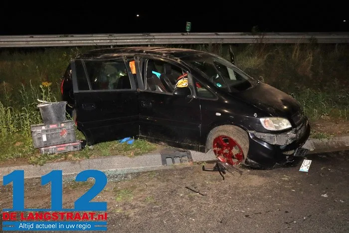 Auto slaat twee keer over de kop en rijdt lantaarnpaal uit de grond in Waalwijk: bestuurder mogelijk onder invloed 3 Auto slaat twee keer over de kop en rijdt lantaarnpaal uit de grond in Waalwijk: bestuurder mogelijk onder invloed 112 De Langstraat