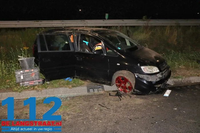 Auto slaat twee keer over de kop en rijdt lantaarnpaal uit de grond in Waalwijk: bestuurder mogelijk onder invloed 4 Auto slaat twee keer over de kop en rijdt lantaarnpaal uit de grond in Waalwijk: bestuurder mogelijk onder invloed 112 De Langstraat