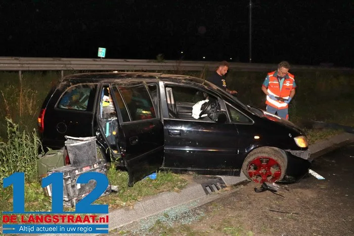 Auto slaat twee keer over de kop en rijdt lantaarnpaal uit de grond in Waalwijk: bestuurder mogelijk onder invloed 5 Auto slaat twee keer over de kop en rijdt lantaarnpaal uit de grond in Waalwijk: bestuurder mogelijk onder invloed 112 De Langstraat