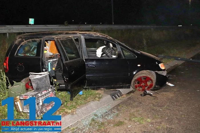 Auto slaat twee keer over de kop en rijdt lantaarnpaal uit de grond in Waalwijk: bestuurder mogelijk onder invloed 8 Auto slaat twee keer over de kop en rijdt lantaarnpaal uit de grond in Waalwijk: bestuurder mogelijk onder invloed 112 De Langstraat
