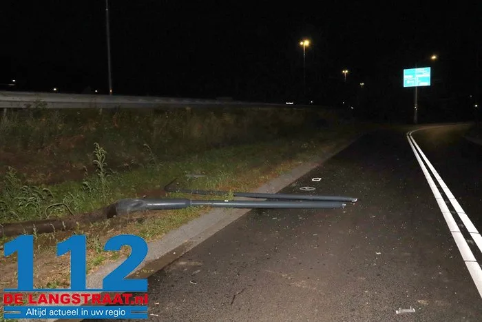 Auto slaat twee keer over de kop en rijdt lantaarnpaal uit de grond in Waalwijk: bestuurder mogelijk onder invloed 10 Auto slaat twee keer over de kop en rijdt lantaarnpaal uit de grond in Waalwijk: bestuurder mogelijk onder invloed 112 De Langstraat