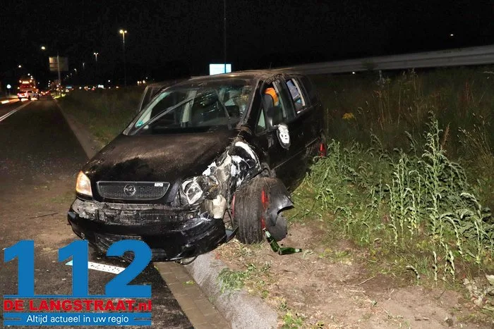 Auto slaat twee keer over de kop en rijdt lantaarnpaal uit de grond in Waalwijk: bestuurder mogelijk onder invloed 11 Auto slaat twee keer over de kop en rijdt lantaarnpaal uit de grond in Waalwijk: bestuurder mogelijk onder invloed 112 De Langstraat