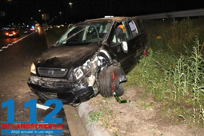 Auto slaat twee keer over de kop en rijdt lantaarnpaal uit de grond in Waalwijk: bestuurder mogelijk onder invloed 12 Auto slaat twee keer over de kop en rijdt lantaarnpaal uit de grond in Waalwijk: bestuurder mogelijk onder invloed 112 De Langstraat