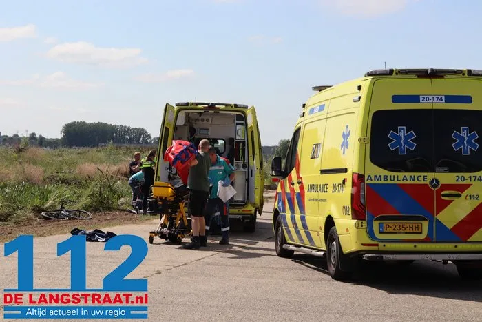 Wielrenner zonder hartslag aangetroffen in berm Waalwijk, man gered door snelle hulp van omstanders 1 Wielrenner zonder hartslag aangetroffen in berm Waalwijk, man gered door snelle hulp van omstanders 112 De Langstraat