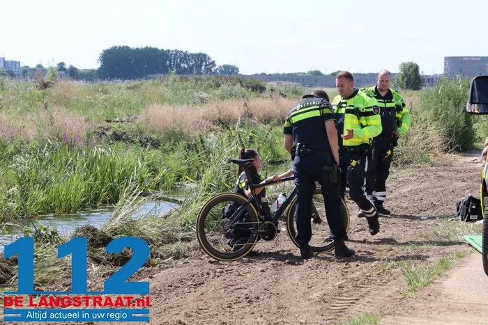 Wielrenner zonder hartslag aangetroffen in berm Waalwijk, man gered door snelle hulp van omstanders 7 Wielrenner zonder hartslag aangetroffen in berm Waalwijk, man gered door snelle hulp van omstanders 112 De Langstraat