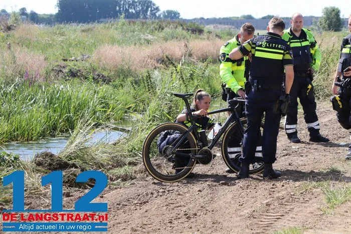 Wielrenner zonder hartslag aangetroffen in berm Waalwijk, man gered door snelle hulp van omstanders 12 Wielrenner zonder hartslag aangetroffen in berm Waalwijk, man gered door snelle hulp van omstanders 112 De Langstraat