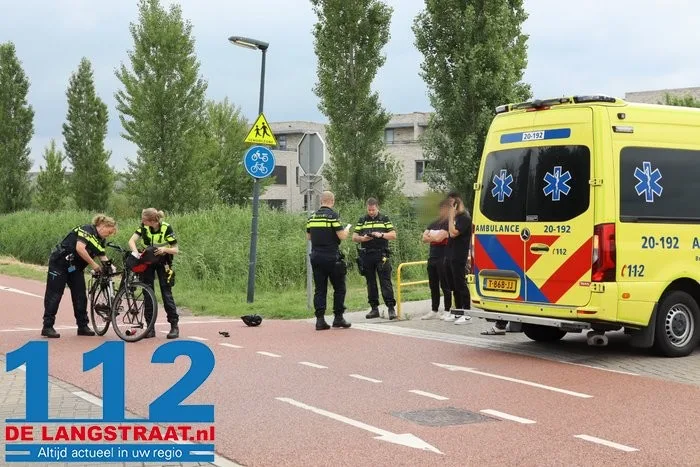 Fietser gewond na aanrijding met auto op Burgemeester de Geusstraat in Waalwijk 9 Fietser gewond na aanrijding met auto op Burgemeester de Geusstraat in Waalwijk 112 De Langstraat