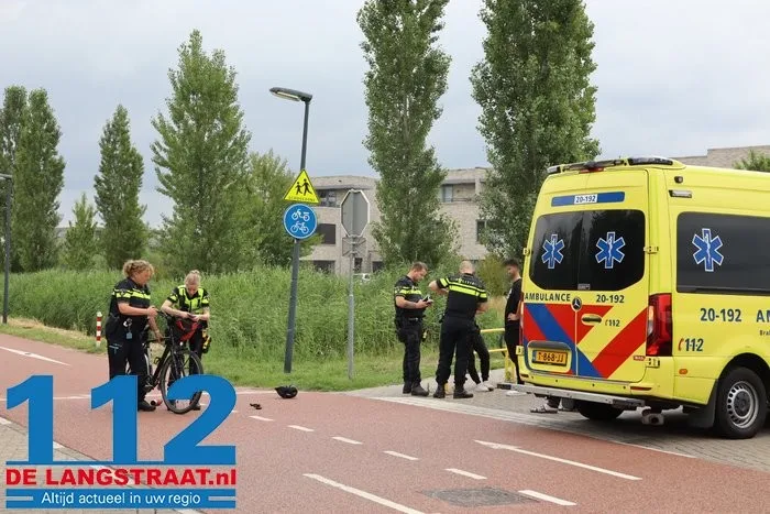 Fietser gewond na aanrijding met auto op Burgemeester de Geusstraat in Waalwijk 10 Fietser gewond na aanrijding met auto op Burgemeester de Geusstraat in Waalwijk 112 De Langstraat