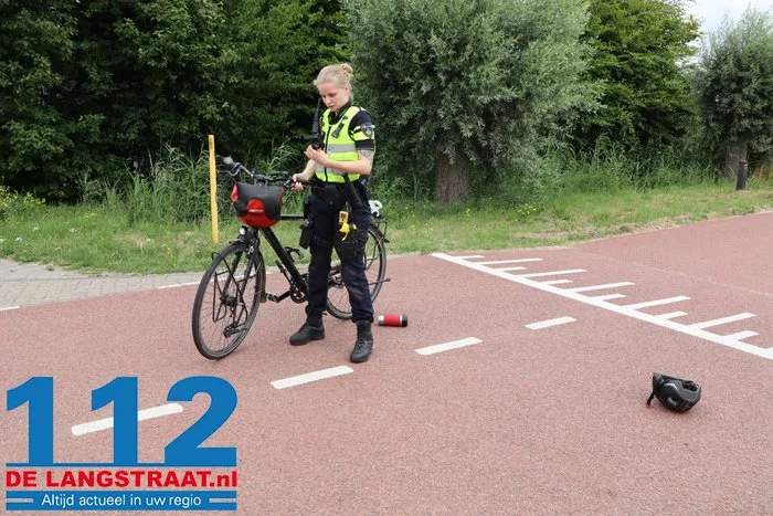 Fietser gewond na aanrijding met auto op Burgemeester de Geusstraat in Waalwijk 12 Fietser gewond na aanrijding met auto op Burgemeester de Geusstraat in Waalwijk 112 De Langstraat
