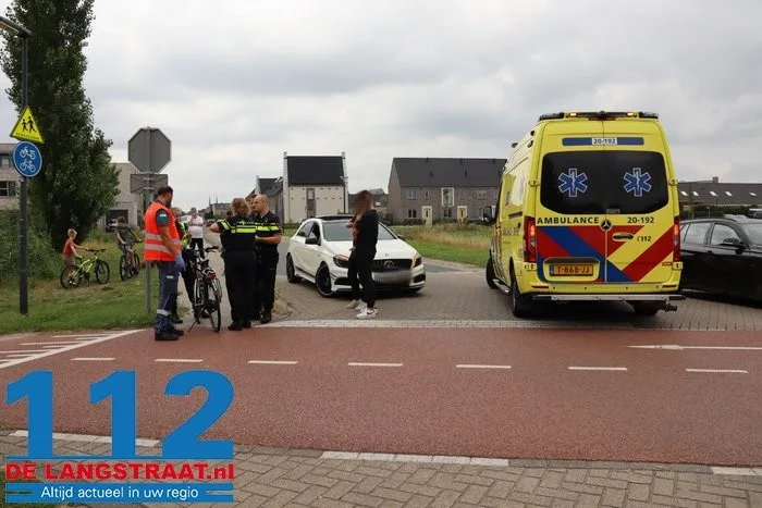 Fietser gewond na aanrijding met auto op Burgemeester de Geusstraat in Waalwijk 15 Fietser gewond na aanrijding met auto op Burgemeester de Geusstraat in Waalwijk 112 De Langstraat